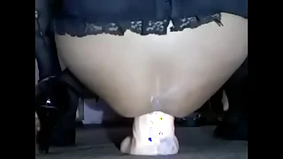 Dildo gigante en el culo de glacial mu&ntilde;eca come pepinos